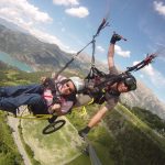 deux personnes sous le même parapente