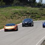3 voitures de courses sur circuit
