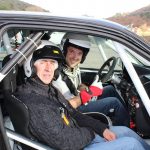 Pilote et copilote dans leur voiture de courses