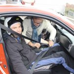 Pilote et copilote dans voiture orange