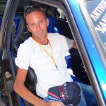 Copilote dans sa voiture bleue