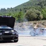 voiture fumante sur circuit de courses