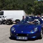 voiture bleue de courses