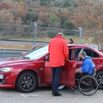 voiture de courses rouge avec handi