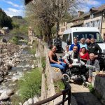 Groupe de personnes au bord de la rivière