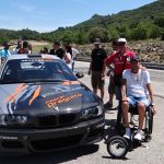 Voiture de courses sur la piste