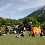 Groupe de personnes à la montagne