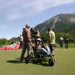 Handi au decollage en parapente à la montagne