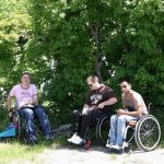 Personnes handicapées sous la végétation