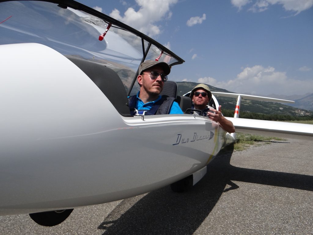 après l'atterrissage en planeur duo