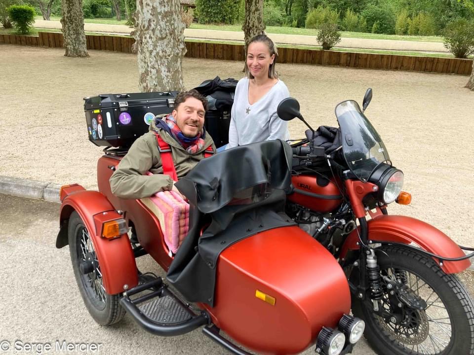 Personnages en side-car
