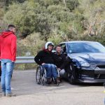Participants dont un handi devant leur voiture