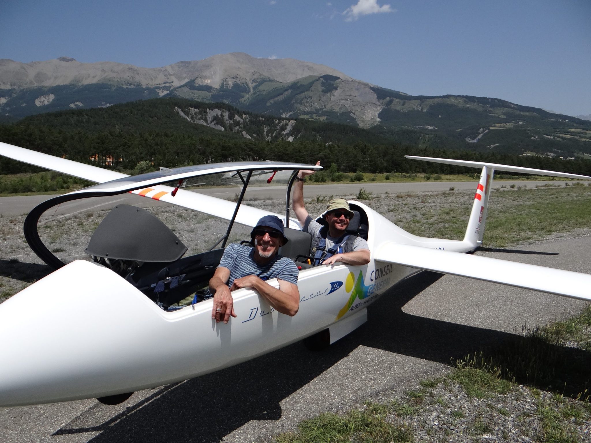 deux personnes en planeur sur une piste d'atterrissage