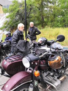 Pause en side-car pour l'équipe Saphir 13 et Handi side
