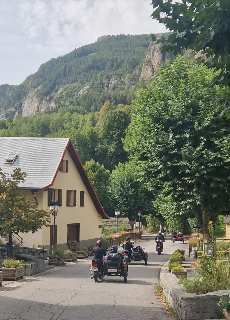 Les side-cars se suivant dans un village