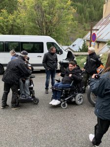 Side car les participants s'équipent