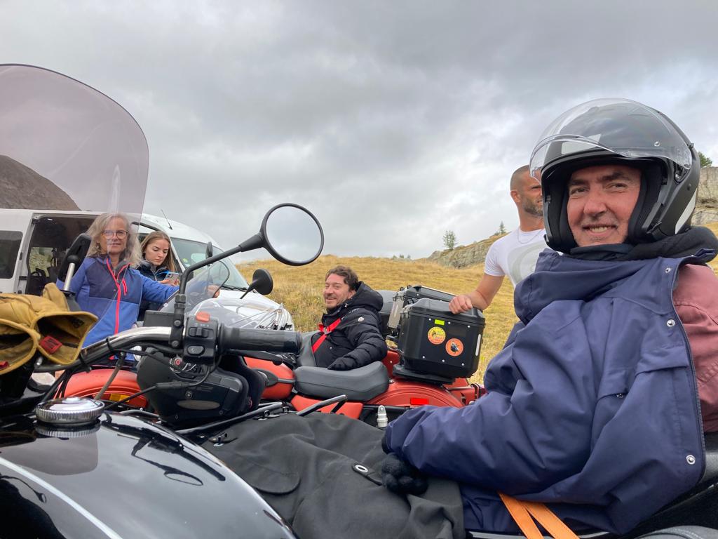 Pause en side car en haut d'un col - avec l'association Saphir 13