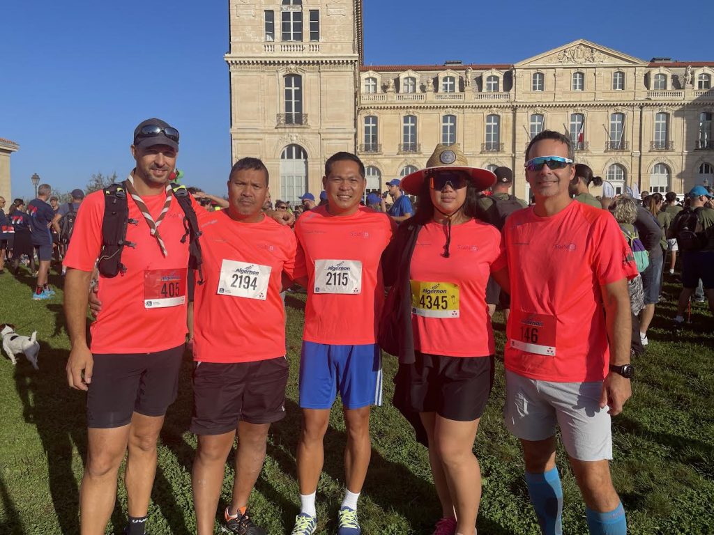 Algernon groupe de coureurs en t-shirt orange