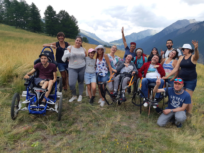 Groupe de personnes handicapés et valides en montagne