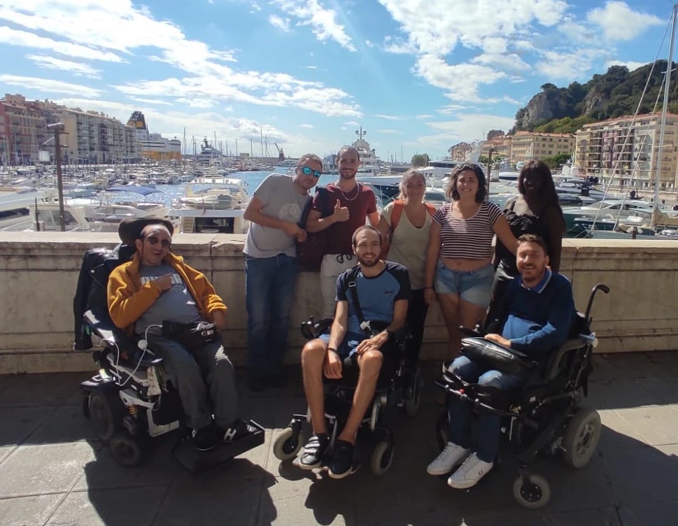 Groupe de personnes handicapés et valides sur le port de Nice