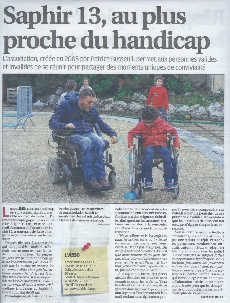 Personnes en fauteuils roulant dans une école et article de journal