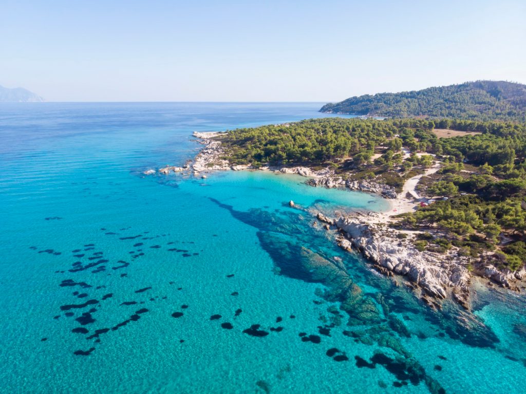 Photo aérienne de la cote méditerranéenne, mer turquoise et plage méditerranéenne