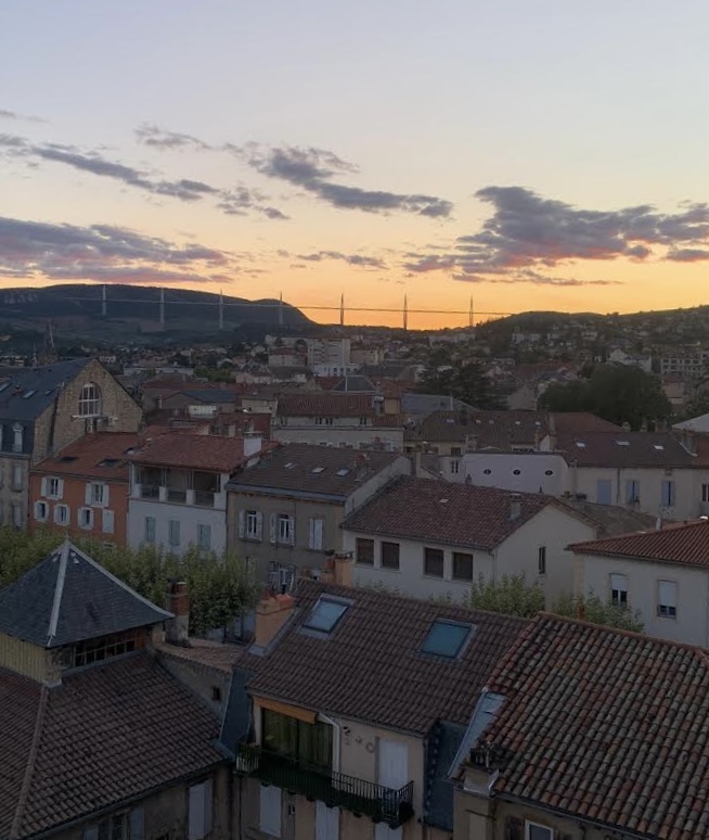 Coucher de soleil au dessus du village