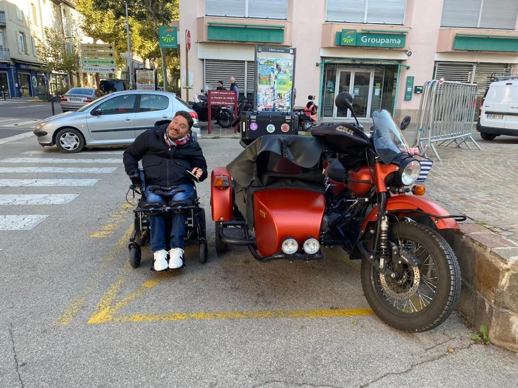 Patrice à côté du side car