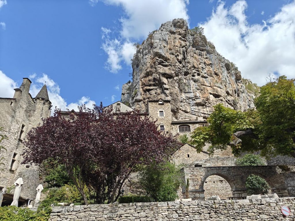 Village roocher