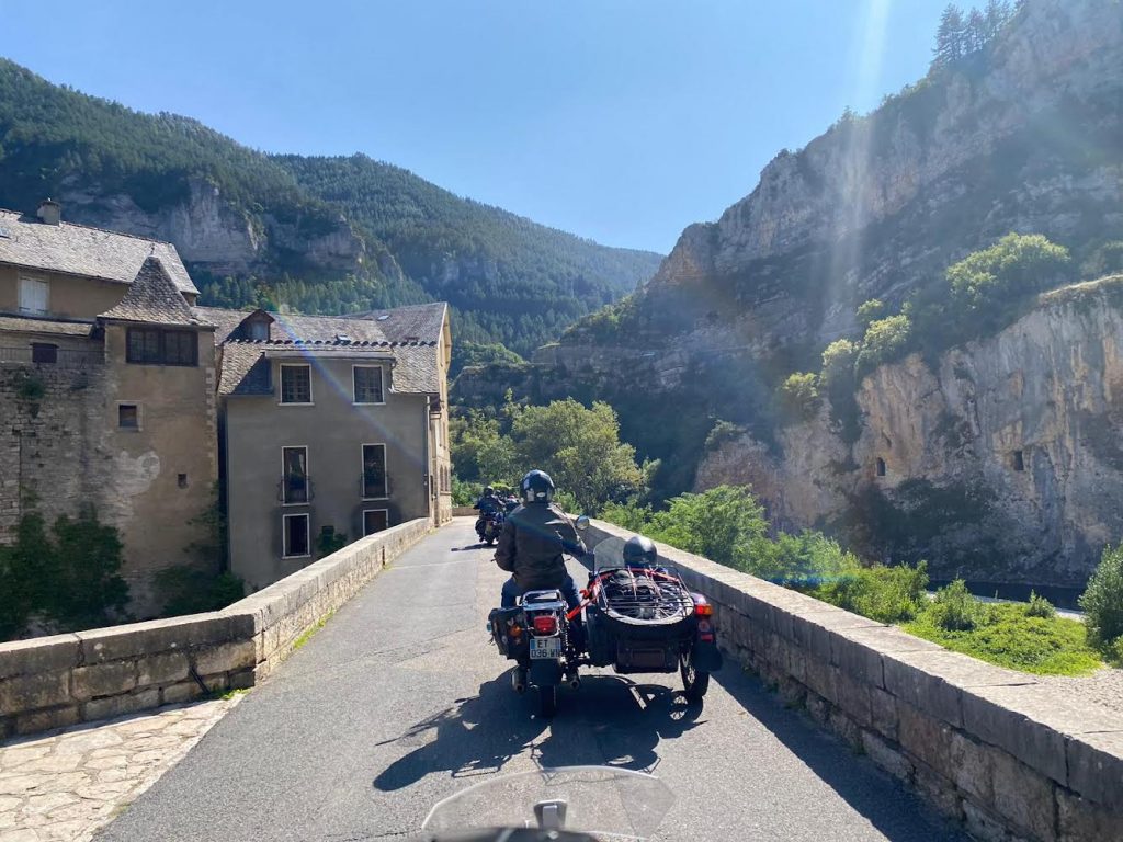 Side car traversant un pont