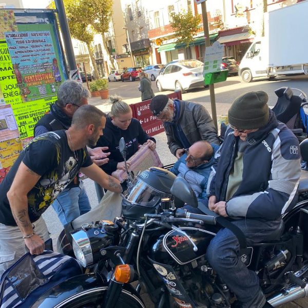 Groupe autour du side car