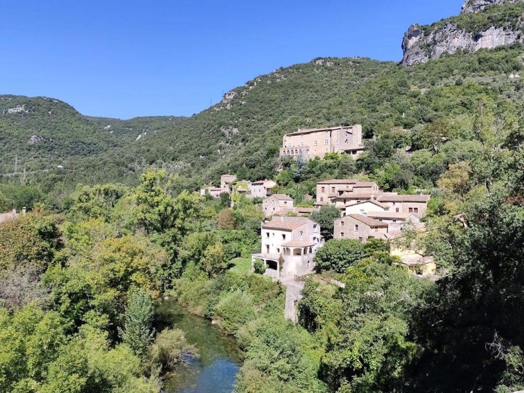 Paysage village dans les collines