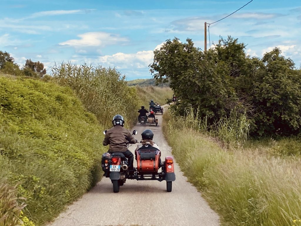 Sur les chemins en side-cars