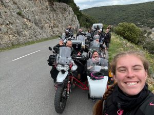 Roxanne selfie avec les side cars en fond