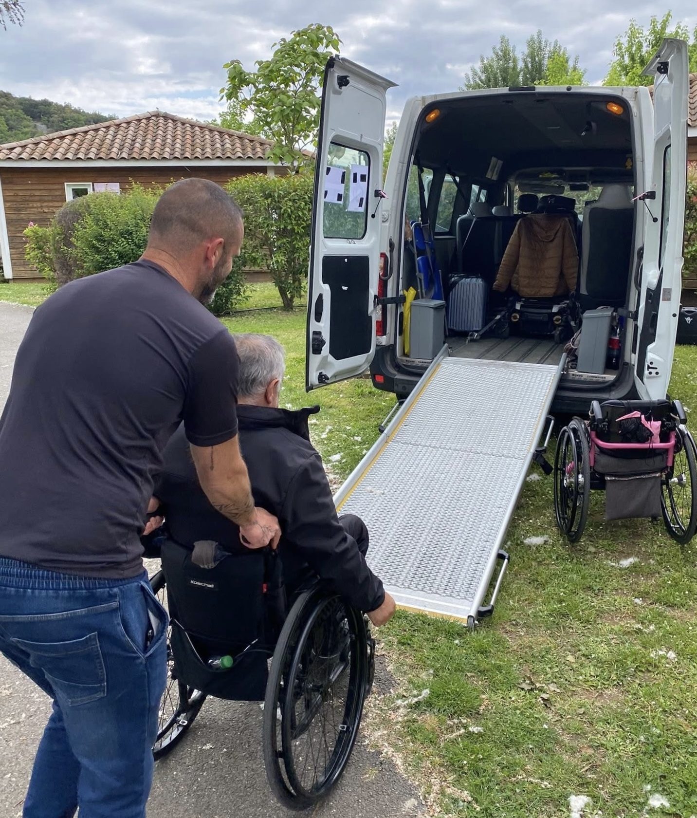 Camion d'assistance plan incliné deployé