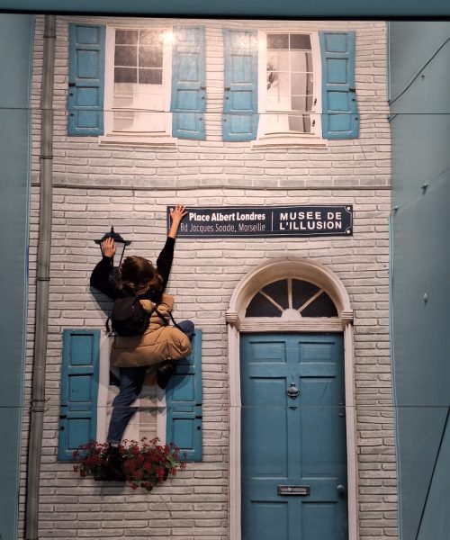 Escalade de la façade d’une maison au musée de l'illusion à Marseille avec des adhérents de l'association Saphir13